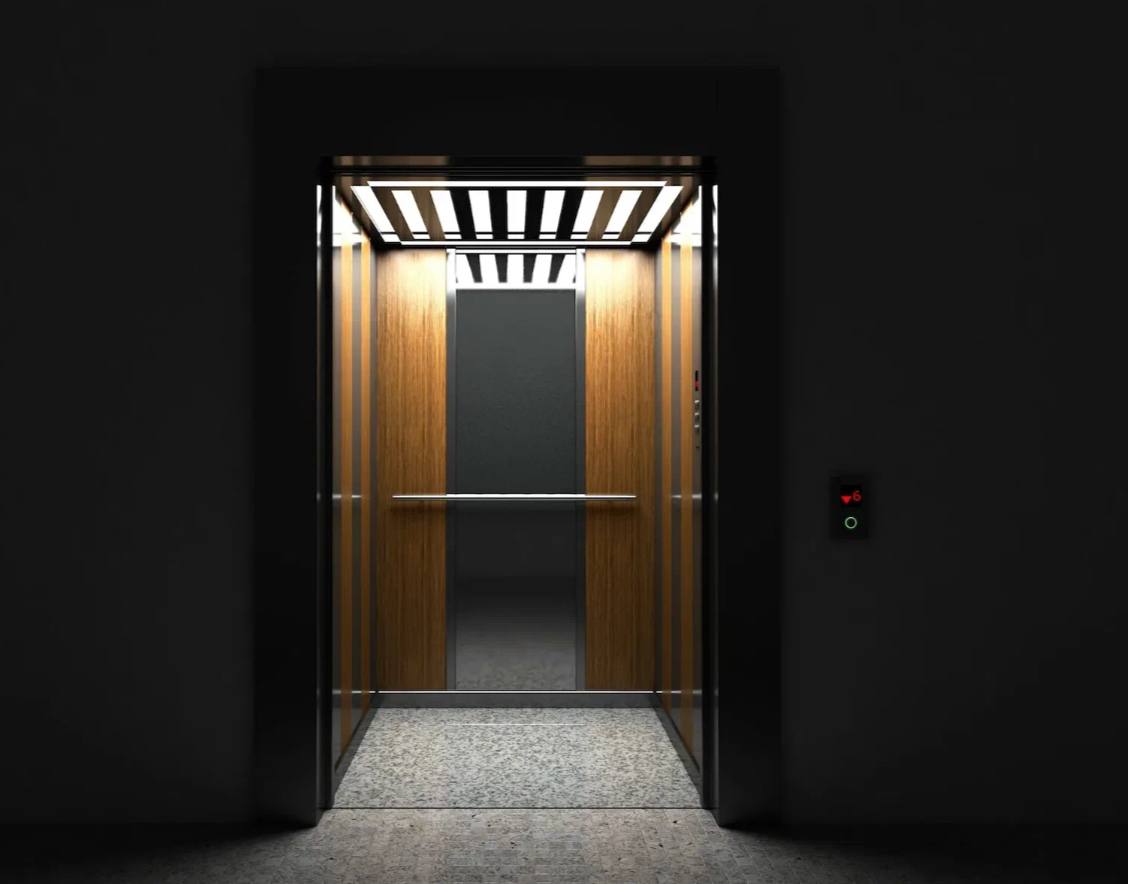 Женщина лишилась пальца спасая собаку в лифте